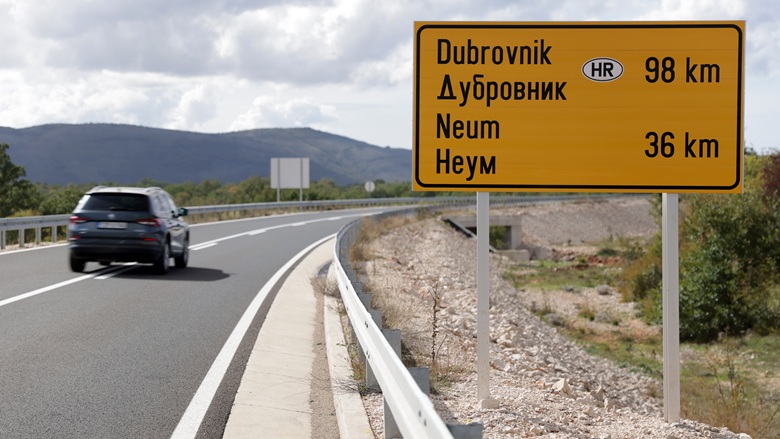 WBG_Transport's tweet image. Bosnia and Herzegovina’s upgraded #transport network is cutting landslide risks, protecting vital routes, and strengthening the economy for towns like #Neum and #Stolac.
Read about it: wrld.bg/JFA950Wrl2O #roads