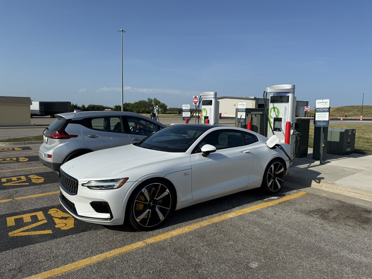 itskyleconner's tweet image. I’m officially that guy DC charging a PHEV 🤢
Running in to grab some take out food and figured I’d throw it on the charger if nobody is using it or waiting for it!
Gets much better fuel economy when it can leverage the energy in the HV battery