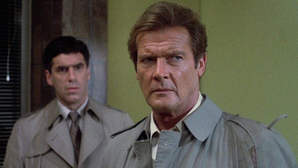 SelectWomanTaft's tweet image. Cannon Films’ The Naked Face (1984) stars post-Octopussy Sir Roger Moore as a Chicago shrink hounded by a killer.
Mildly engrossing but slow. Worthwhile for its cast: Rod Steiger, Art Carney, Anne Archer, David “Felix Leiter” Hedison, and dumb Elliott Gould.
👵🏼🍿