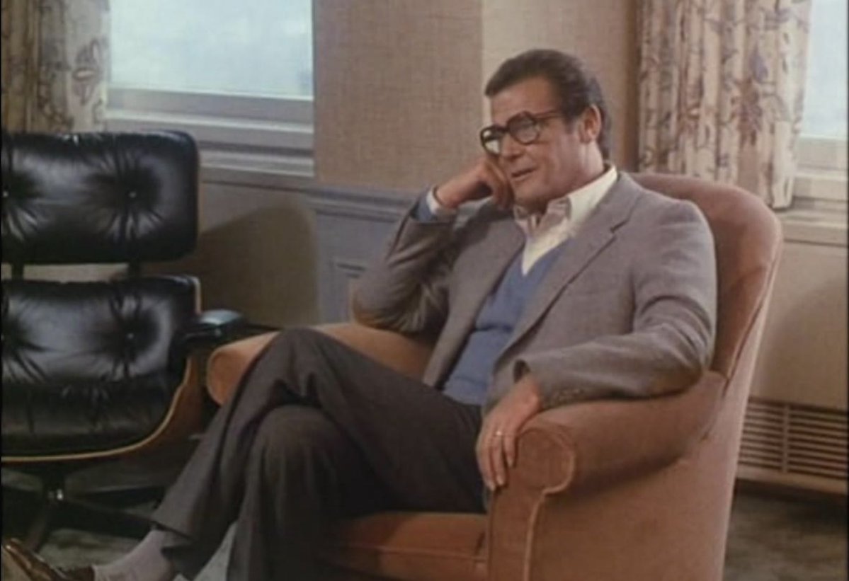 SelectWomanTaft's tweet image. Cannon Films’ The Naked Face (1984) stars post-Octopussy Sir Roger Moore as a Chicago shrink hounded by a killer.
Mildly engrossing but slow. Worthwhile for its cast: Rod Steiger, Art Carney, Anne Archer, David “Felix Leiter” Hedison, and dumb Elliott Gould.
👵🏼🍿