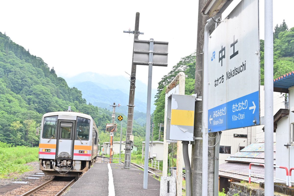 hettiman_trv's tweet photo. 大糸線 中土駅

風格ある木造駅舎が迎えてくれる。
点字ブロックのない白線だけの細いホームと使用停止になった交換設備。寂れたローカル線の哀愁を感じる。
駅ではレンタサイクルの貸し出しもやってるみたいだが、利用客はいるのだろうか？

 #ヘッチマン初夏の大糸線旅 https://t.co/WVH8OwXJ4t