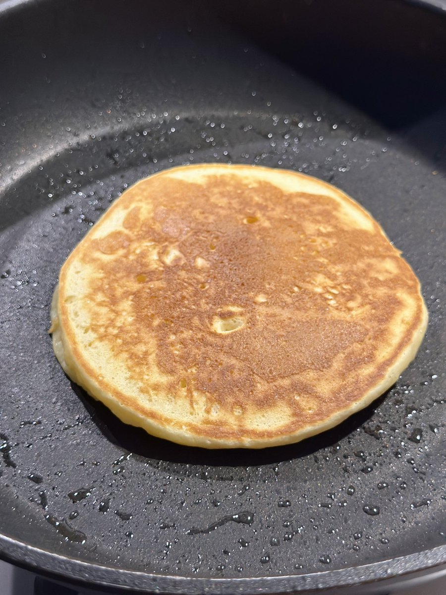jiyunaJP's tweet image. Every Sunday morning I make pancakes for my daughter and look how good I’ve gotten 👨🏼🍳🥞