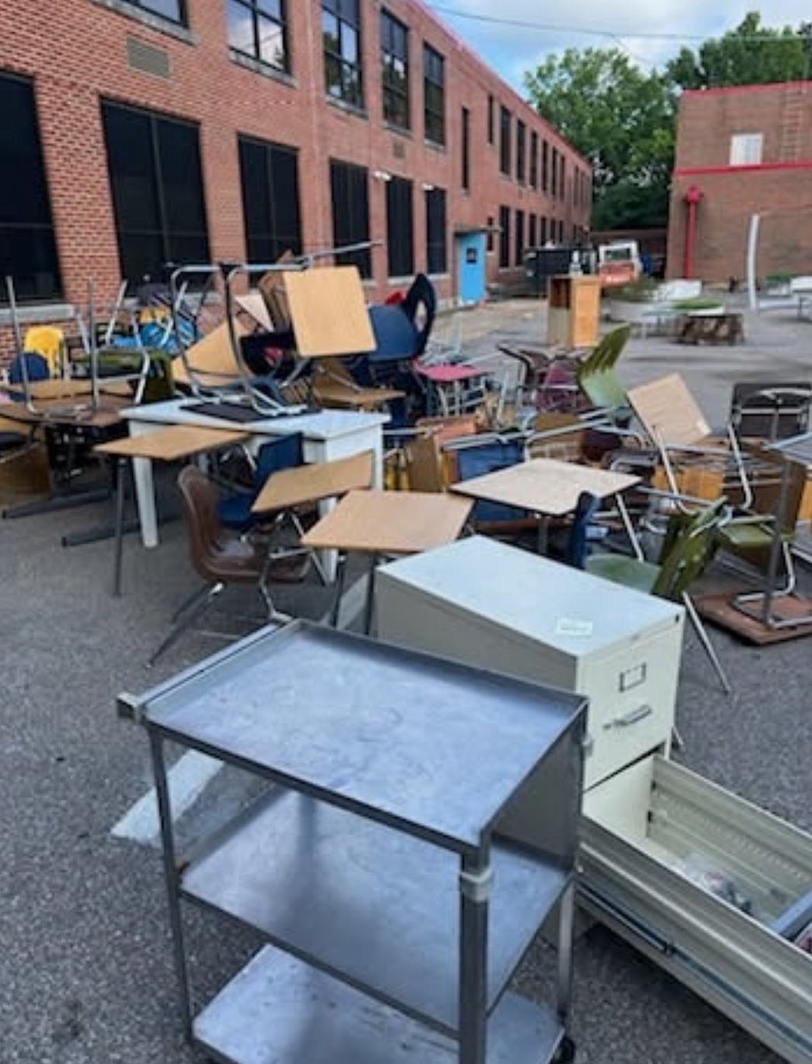 xAIMemphis's tweet image. xAI spent the day cleaning debris and trash at Westwood High School and John P. Freeman today. We employ local businesses to help us do the work 🦾.