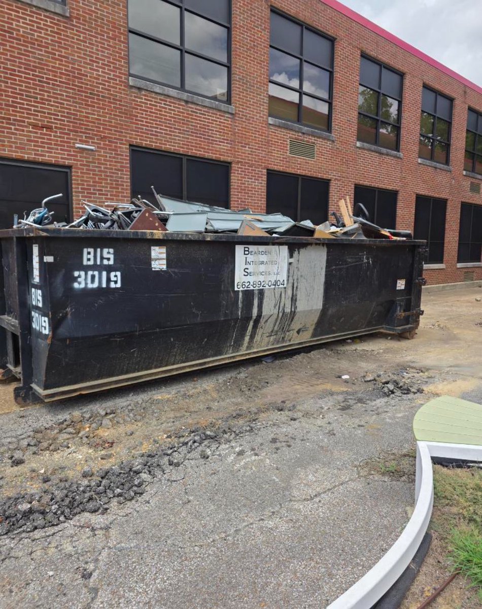 xAIMemphis's tweet image. xAI spent the day cleaning debris and trash at Westwood High School and John P. Freeman today. We employ local businesses to help us do the work 🦾.