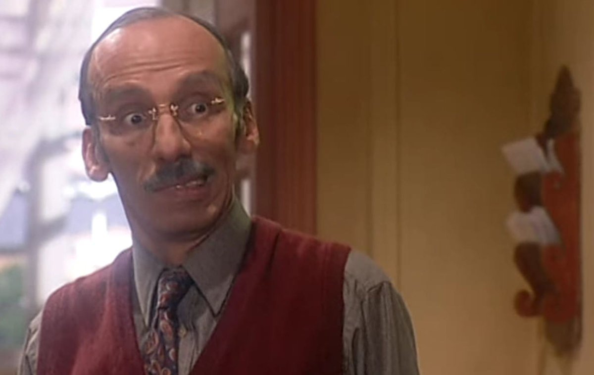 Un día eres joven y al otro eres Don Hermes escuchando tangos un sábado en la noche con mucha nostalgia.