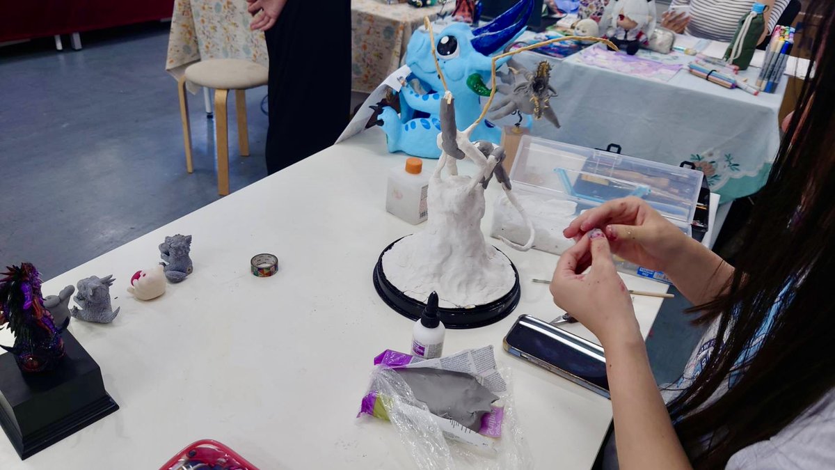 【本日開催中！】

オープンキャンパスがスタートしました♪
今回は沢山の在学生がライブペイントを行っています🎨✨

缶バッジの制作体験も開催しているので、ぜひB棟5階までお越しください！！
コミックアート領域:マップ番号『17』

#嵯峨美　#SAGABI #コミックアート　#オープンキャンパス