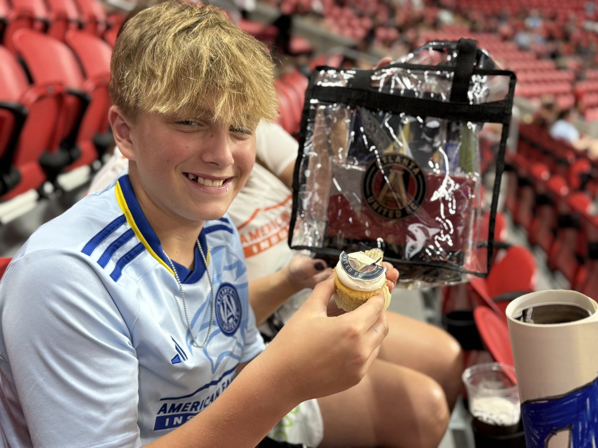 JamesSingley's tweet photo. @ATLUTD  Always takes great care of their fans!!!  Showing up again to wish my oldest son a happy 13th birthday!!!  Thank you again!!!

#5tripedbday https://t.co/S5Dwsvo3q1