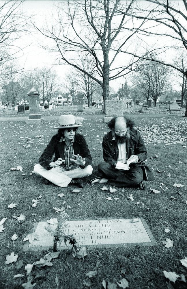 bob dylan y allen ginsberg en la tumba de kerouac