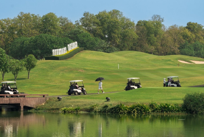 thai_tales's tweet image. В Таиланде расследуют незаконное использование дороги под частную ВПП курорта семьи политика Анутина! 🚨 Коррупционный скандал? Подробнее: bamboopost.ru/2025/07/thai-r… #Таиланд #коррупция #расследование