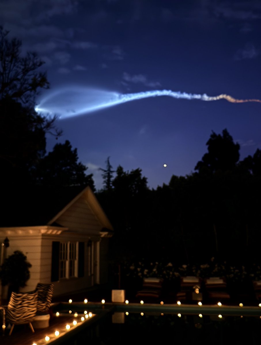 JenniferTilly's tweet image. This opened up across the sky last night. Not sure what it was. 👽👾🛸