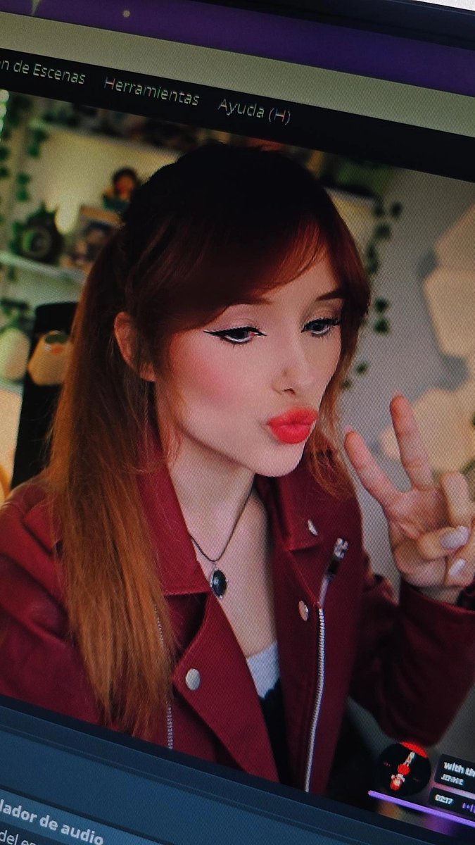 Hola voy a jugar los resident evil hasta que salga el 9✨️ hoy soy Claire, ven 🖤
 twitch.tv/pattymeza?sr=a