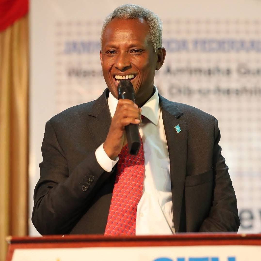 asadkhalif's tweet photo. Wasiir Abdi Farah Juxa waa saxan Yahay!

In cunaqateynta hubka laga qaaday Soomaaliya sax ma aheyd? 
Jawaabta oo kooban waa Maya. Ilaa dhowr arrimood oo muhiim ah laga xalliyo cunaqateynta hubka in  laqaado waa khalad. 
 1. Waa in la helo dowlad Soomaaliyeed oo shacabka badankoodu ku qanacsan yihiin.
 2. Waa in la ansixiyo dastuur qaran oo lagu heshiiyay.
 3. Waa in xal siyaasadeed oo rasmi ah laga gaaro arrinta Somaliland.

Soomaaliya wali waa bulsho ku saleysan nidaamka qabiilka, dhaawacyadii dagaalkii sokeeye ka muuqdo, heshiis bulsho oo rasmi ah aan gaadhin mana laha dowlad si buuxda u matasha dhammaan shacabka. Waxaa khalad ah in magaca “dowladda Federaalka Soomaaliya” lagu helo hub, dhaqaale, ama taageero caalami ah, kadibna ay ku ururaan hal dhinac ama koox gaar ah. Tani waxay dhaawacaysaa kalsoonida bulshada inteeda kale waxayna caqabad ku tahay dowladnimo loo dhan yahay.