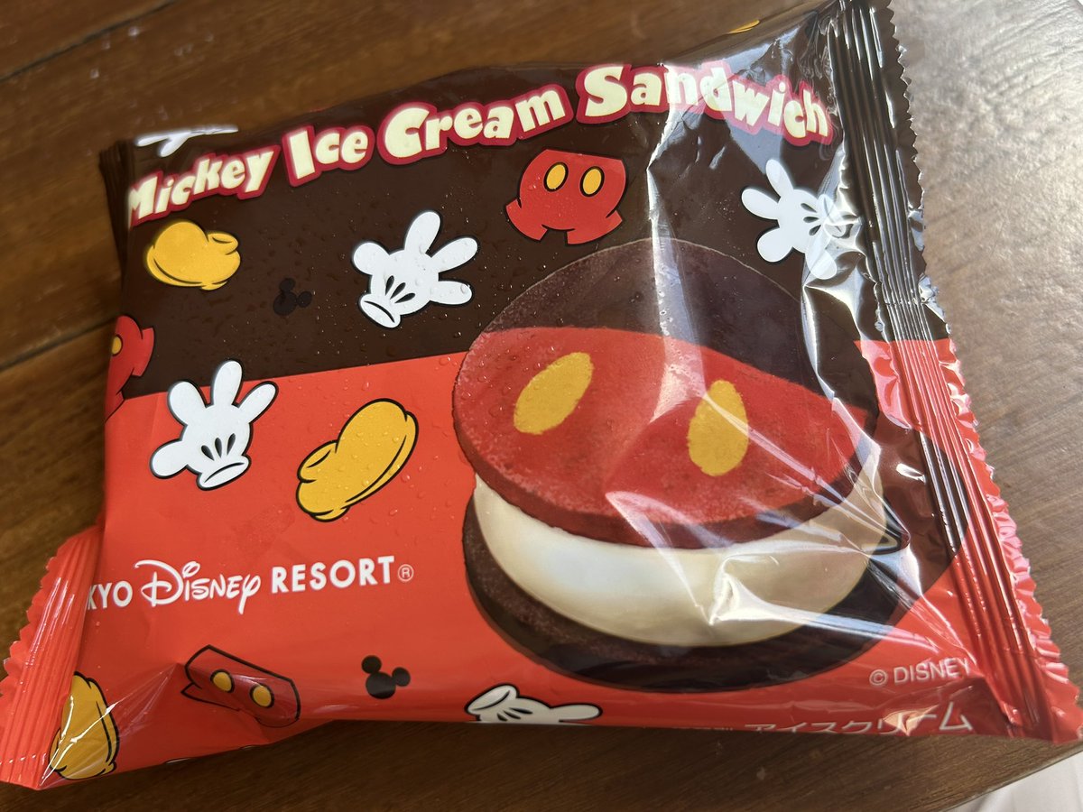 shu_hi23's tweet photo. ミッキーの丸いクッキーサンドアイス、しっとりクッキーが手につくというのは置いといて、アイスが美味しい
富山の会社さん製　600円 https://t.co/2s4qTYwdh7