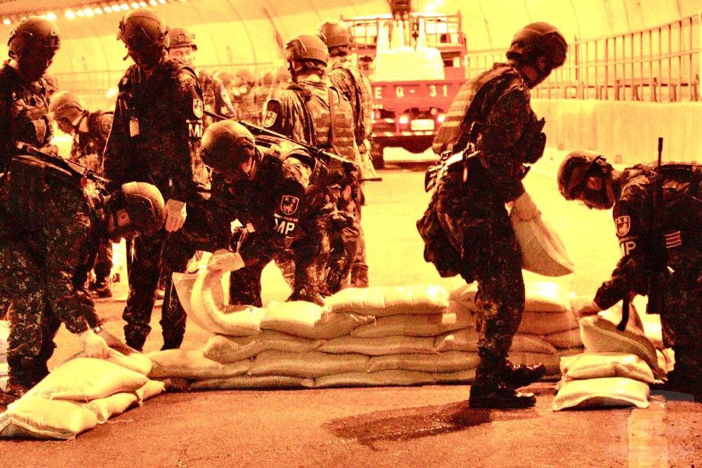 In addition to the metro drill, Taipei's military police also practiced the fortification and restriction of several underground portions of highways that lead to Taipei during Han Kuang.

This was done on July 17th, several nights after the metro exercise. 

📸: MNA