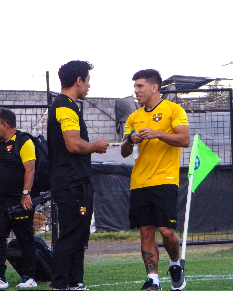 amantesdelgol1's tweet photo. OYOLA X2

@DelfinSC 🆚 @BarcelonaSC 
🐬🆚🟡 https://t.co/o2NyuSvhaQ