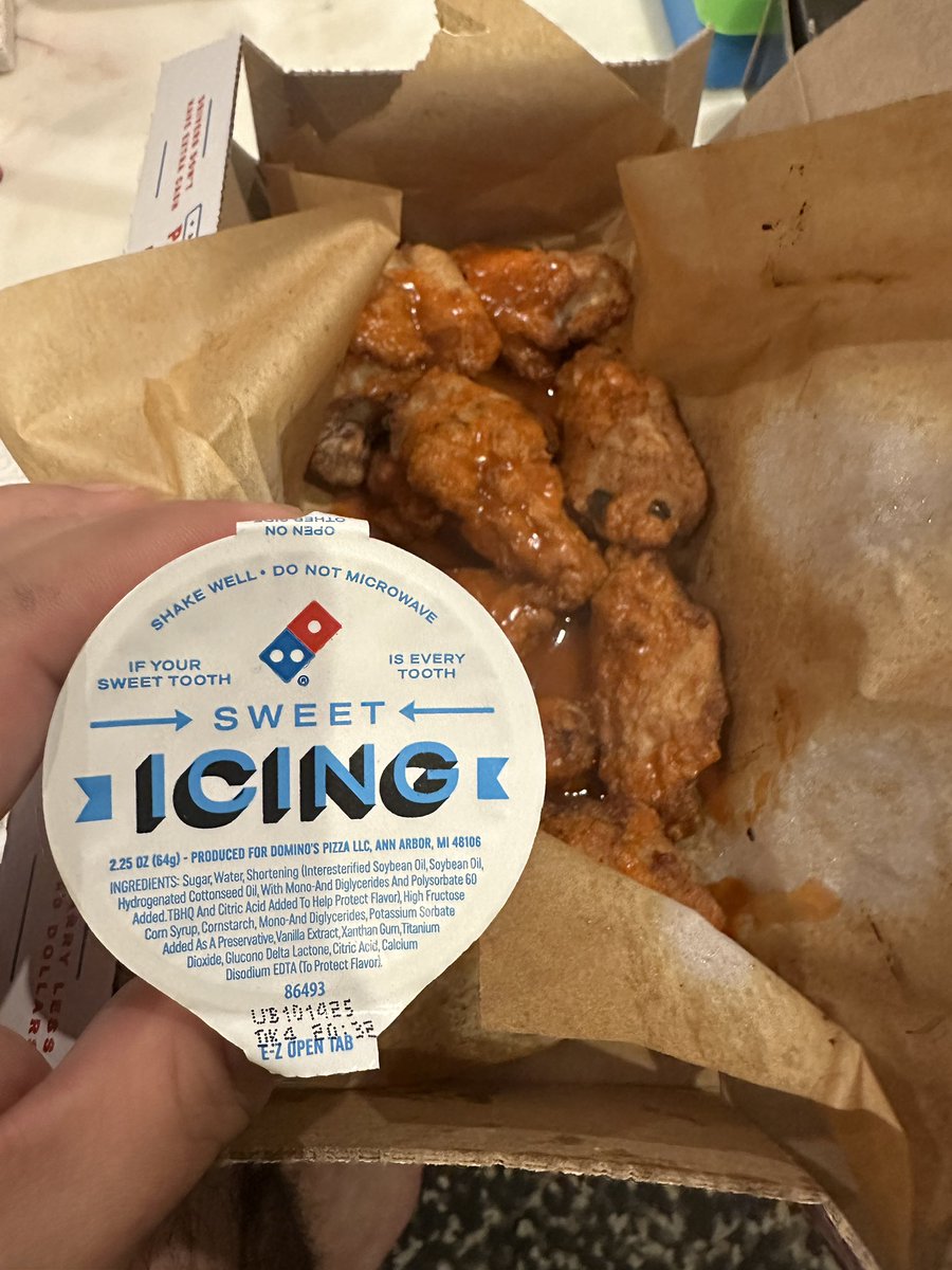 SEMDI's tweet image. Nice Job #Dominos    25 minutes late and you give me icing for these WINGS!!@dominos