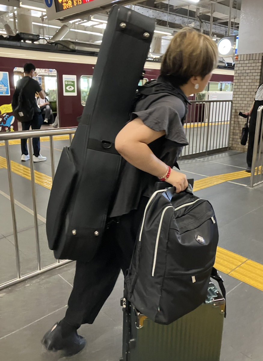 Derakie106's tweet image. ガニ股で誰がギター持ってるかわかった、とのこと笑笑
