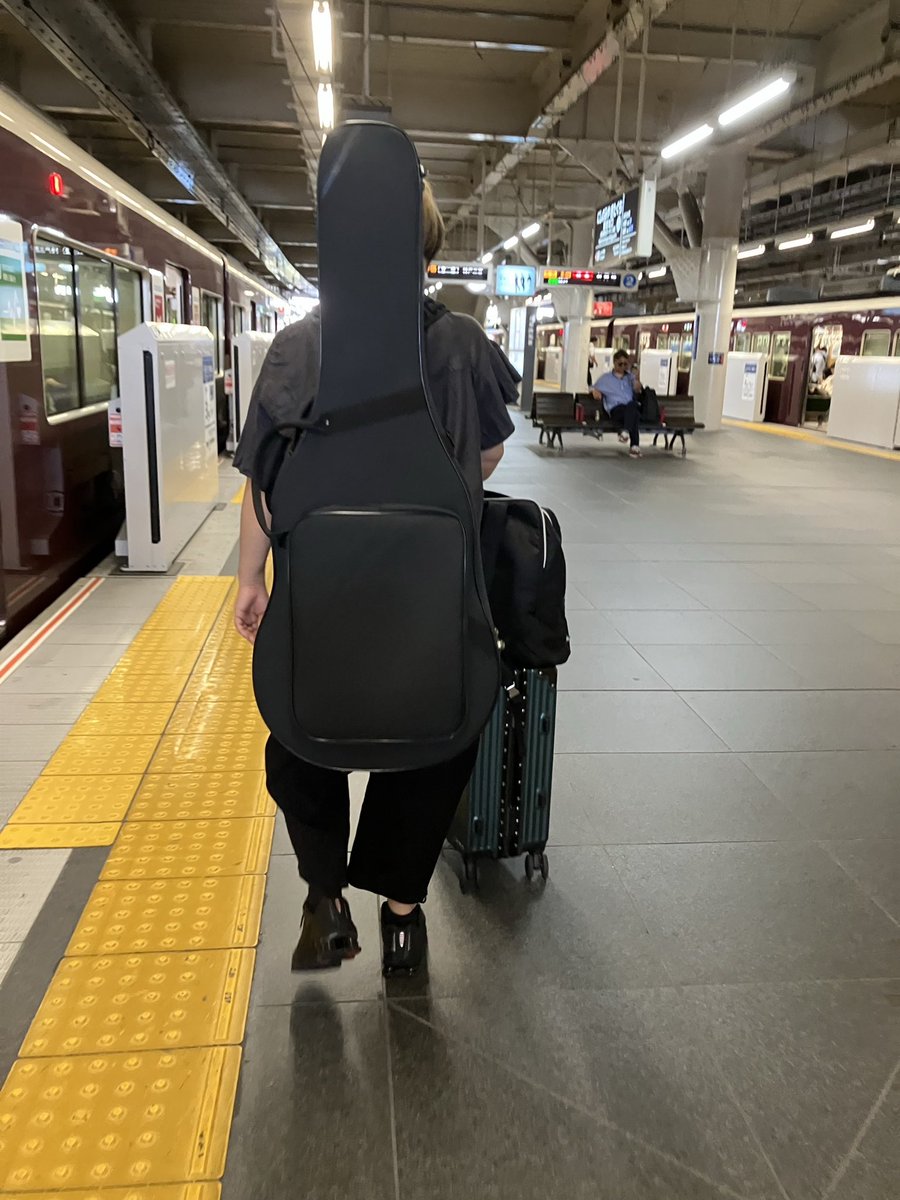 Derakie106's tweet image. ガニ股で誰がギター持ってるかわかった、とのこと笑笑