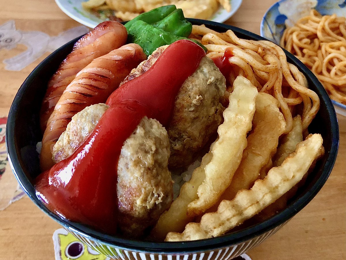dOq0XW's tweet image. ハンバーグとなかまたち。
ポテトもナポリタンもおかず！
#おうちごはん