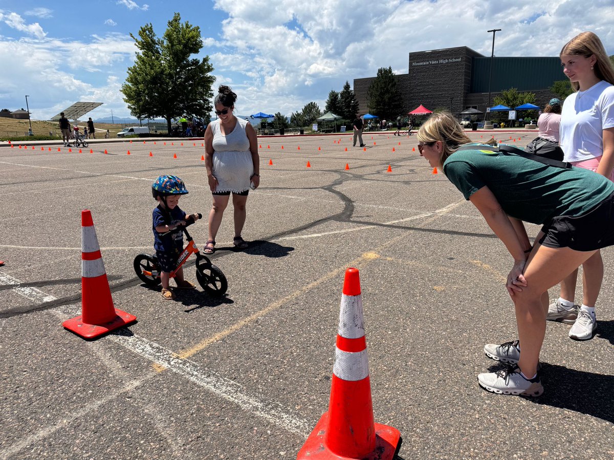 dcsheriff's tweet image. 🚲👋 A big high five to everyone who joined us for our very first Eye Five Road Safety event today!
In partnership with Douglas County School District, we had an incredible turnout—and even better results. At least a dozen kids learned to ride a bike for the very first time, and…