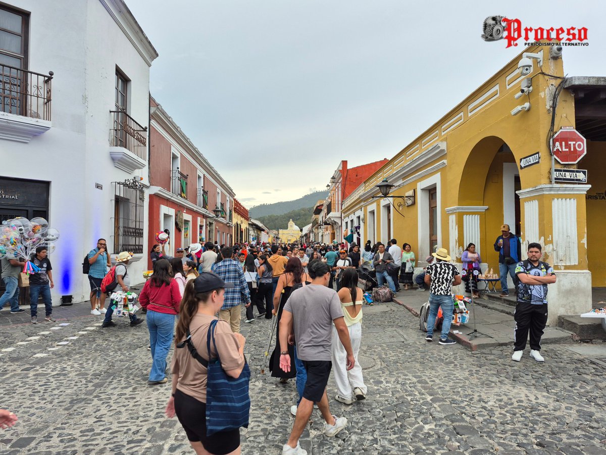 Proceso_Oficial's tweet photo. Los visitantes comienzan a llegar La Antigua Guatemala para participar de la segunda noche del #festivaldelaluz dedicado a dos gigantes de la literatura: Miguel Ángel Asturias y Gabriel García Márquez. https://t.co/282qw5DIvv