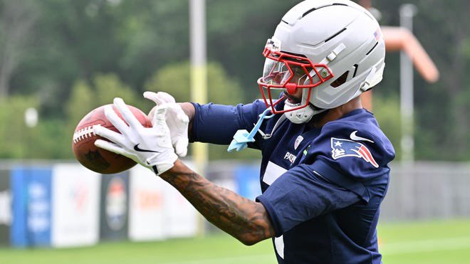 LosTalksPats's tweet image. The #Patriots are placing WR Mack Hollins, TE Austin Hooper, OT Vederian Lowe and LB Jahlani Tavai on the active/PUP list — CB Carlton Davis III, S Josh Minkins and WR Jeremiah Webb will be placed on the active/non-football list, per @MikeReiss.
They can be activated at anytime.