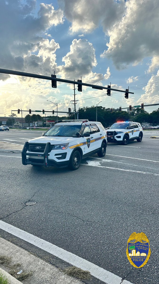 JSOPIO's tweet image. TRAFFIC ALERT: All lanes of Beach Boulevard at I-295 are shut down due to an officer-involved-shooting. We will share more details as soon as we are able. Please avoid the area.