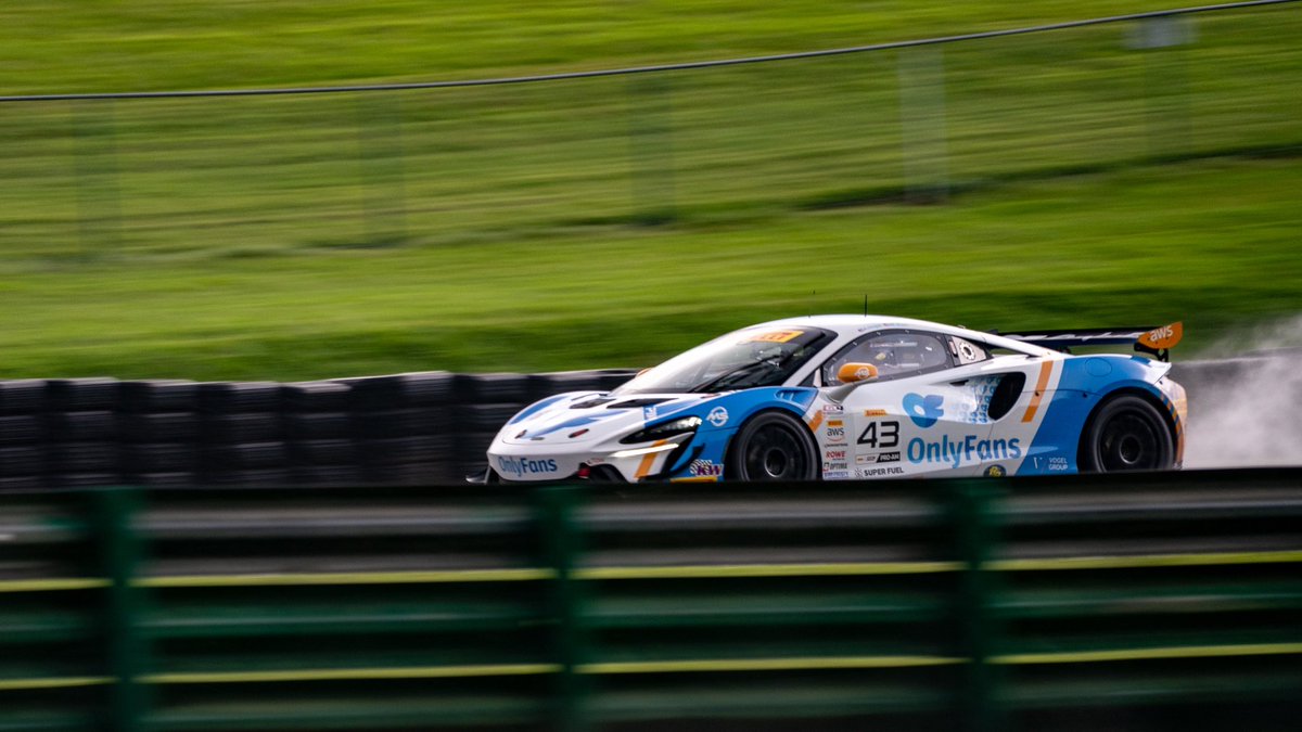 P1Groupe's tweet image. One lap in the dry, four in the wet — and that was all she wrote for Race 1 here at @VIRNow ⛈️ We go 🟩 for Race 2 tomorrow at 11:25am. @OnlyFans 4️⃣3️⃣

#onlyfans #onlyfansracing #motorsports #racing #omsrace #mclaren #mclarenorlando #mclarencustomerracing 
#gt4 #p1groupe