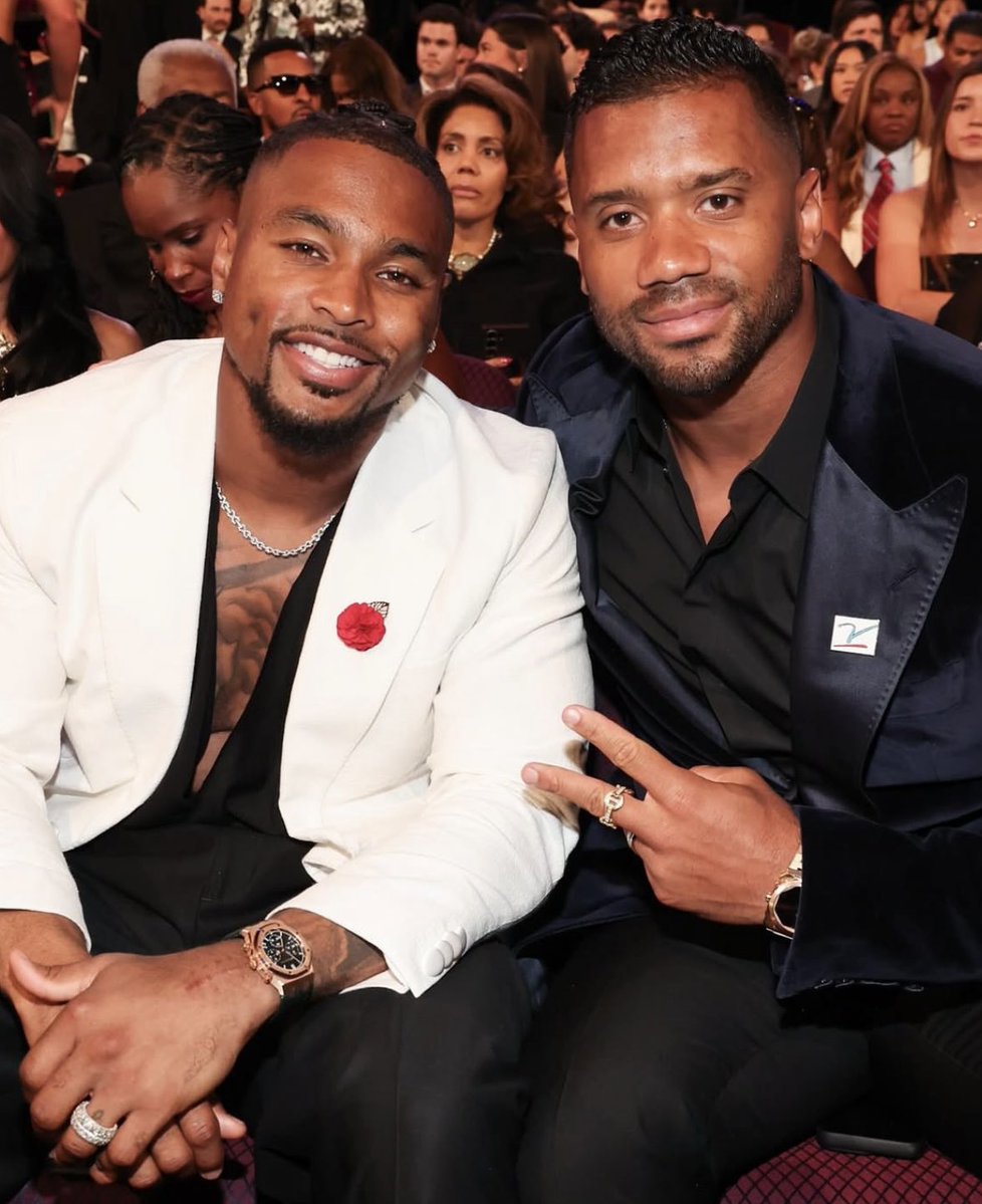 bearsnetwork_'s tweet image. #Bears S Jonathan Owens with Giants QB Russell Wilson at the ESPYs.
(via Esquire)