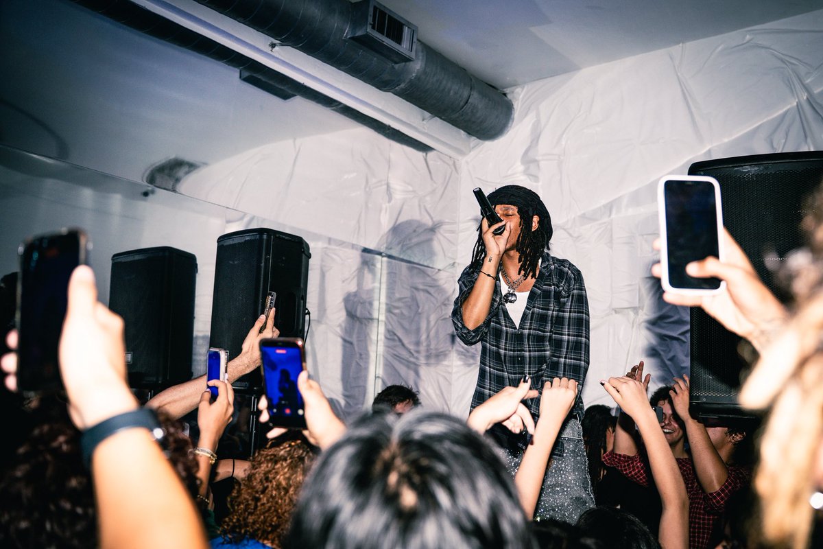 qwuuzi's tweet photo. Kanii #BLUE Listening Party in Los Angeles 🌐
📸 By Qwuuzi https://t.co/a1m5u8YihK