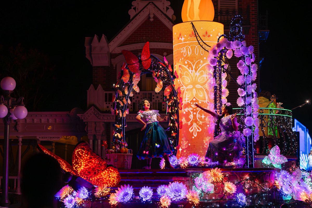 ScottGustin's tweet image. Disney Starlight: Dream the Night Away will be performed at 9 p.m. and 11 p.m. tonight, ahead of its official debut tomorrow, July 20.