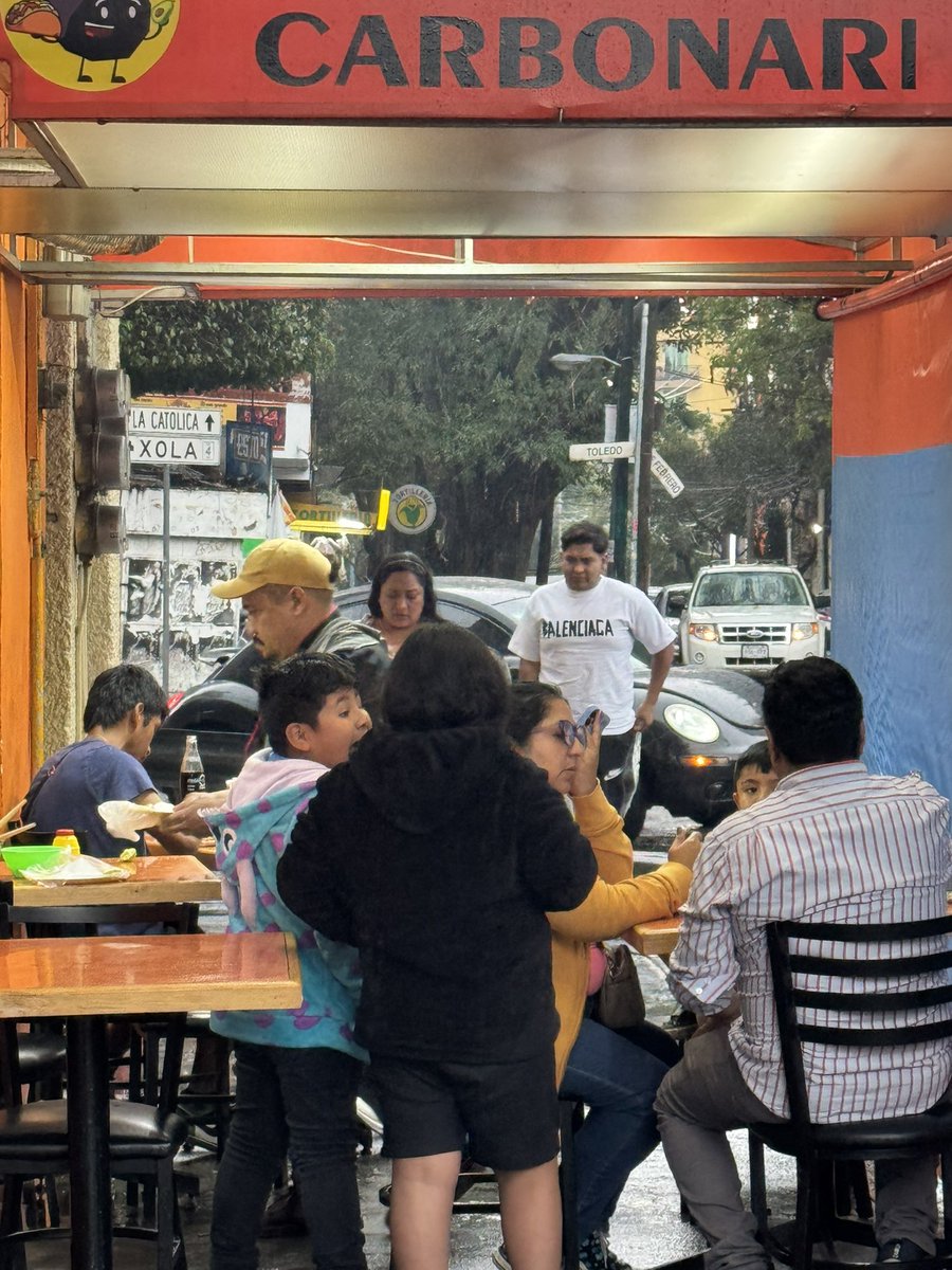 serchacevedor's tweet photo. @AccionesBJ @BJAlcaldia no dejan pasar en esta  taqueria en 5 de febrero y Toledo https://t.co/cSDmzUNvpk