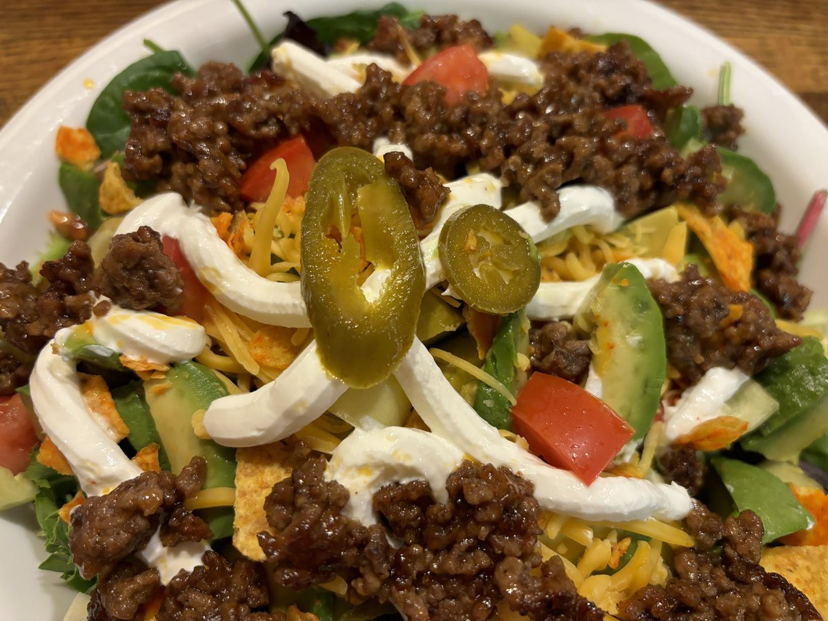 Taco salad for din din! 🌮🥗🍅🥑🧀🌶️🫑 #tacosalad #dinner 😋