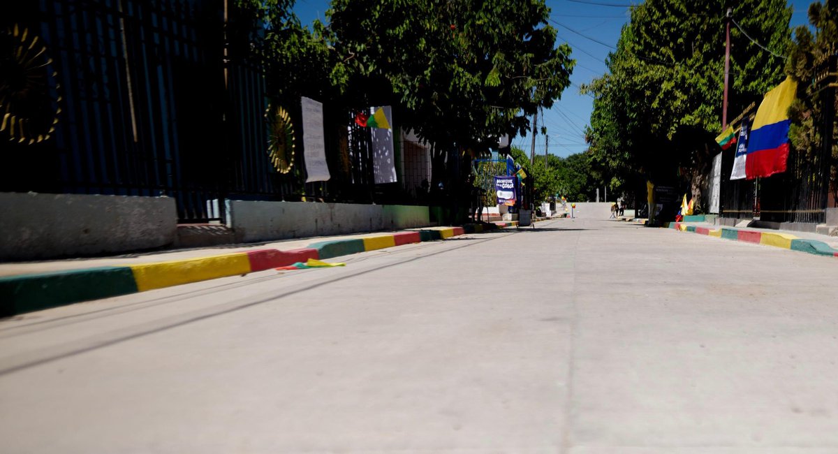 Gobernación de Bolívar (@gobdebolivar) on Twitter photo 🚧✨ Magangué, Mompox y San Juan dicen #ChaoAlBarro ✨🚧
Con obras cumplidas y pasos firmes, el gobernador <a href="/YamilHAranaP/">Yamilito Arana</a> lidera la puesta en marcha de calles pavimentadas, parques iluminados y nuevas vías que cambian la vida de miles de familias. 🚧✨ Magangué, Mompox y San Juan dicen #ChaoAlBarro ✨🚧
Con obras cumplidas y pasos firmes, el gobernador <a href="/YamilHAranaP/">Yamilito Arana</a> lidera la puesta en marcha de calles pavimentadas, parques iluminados y nuevas vías que cambian la vida de miles de familias.