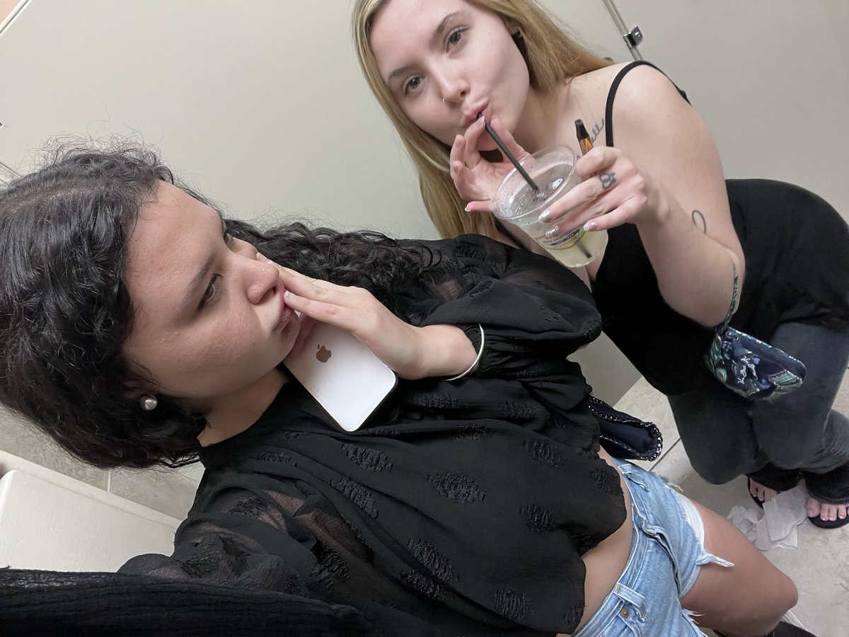 braveandstrong6's tweet photo. me and #irloomf at Keenan's. i cant recall if i have posted these however i believe i have not. i am so grateful to have such awesome beachy girl friends!!!! https://t.co/Z3NsYcSCzP