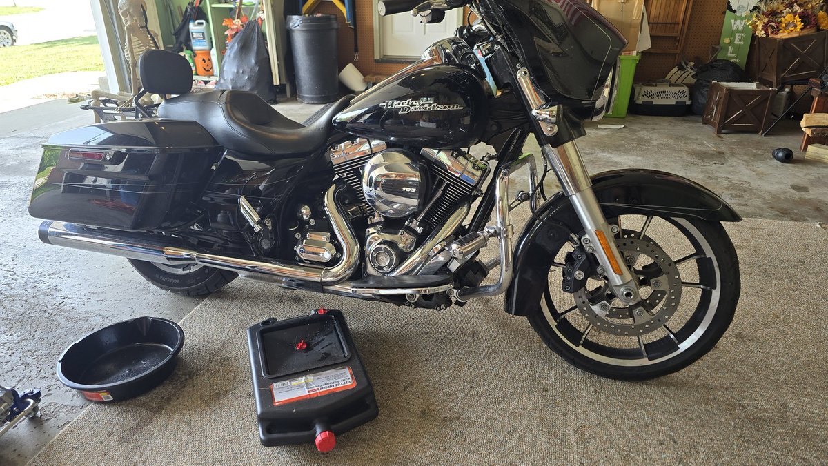 DetroitMade1975's tweet image. #Harley A 3 hole oil change for the first time is a bit of a learning experience.