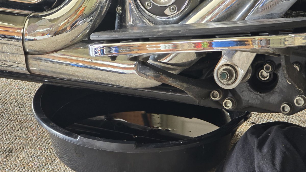 DetroitMade1975's tweet image. #Harley A 3 hole oil change for the first time is a bit of a learning experience.