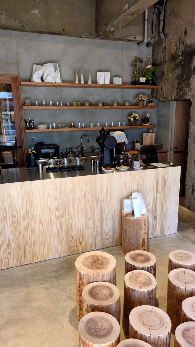IgeVVbDdvhfX0s0's tweet image. 東京メトロ千代田線｢根津駅｣近くにある｢COFFEE STAIN -根津-｣へ。本駒込にあるCOFFEE STAINの系列店。店内中央にある木材、内装もお洒落で落ち着いた雰囲気です。根津駅1番出口を出てすぐの場所にあり朝8時OPENなので朝活にもオススメです。
#根津
#東京カフェ
#カフェ
#カフェ巡り