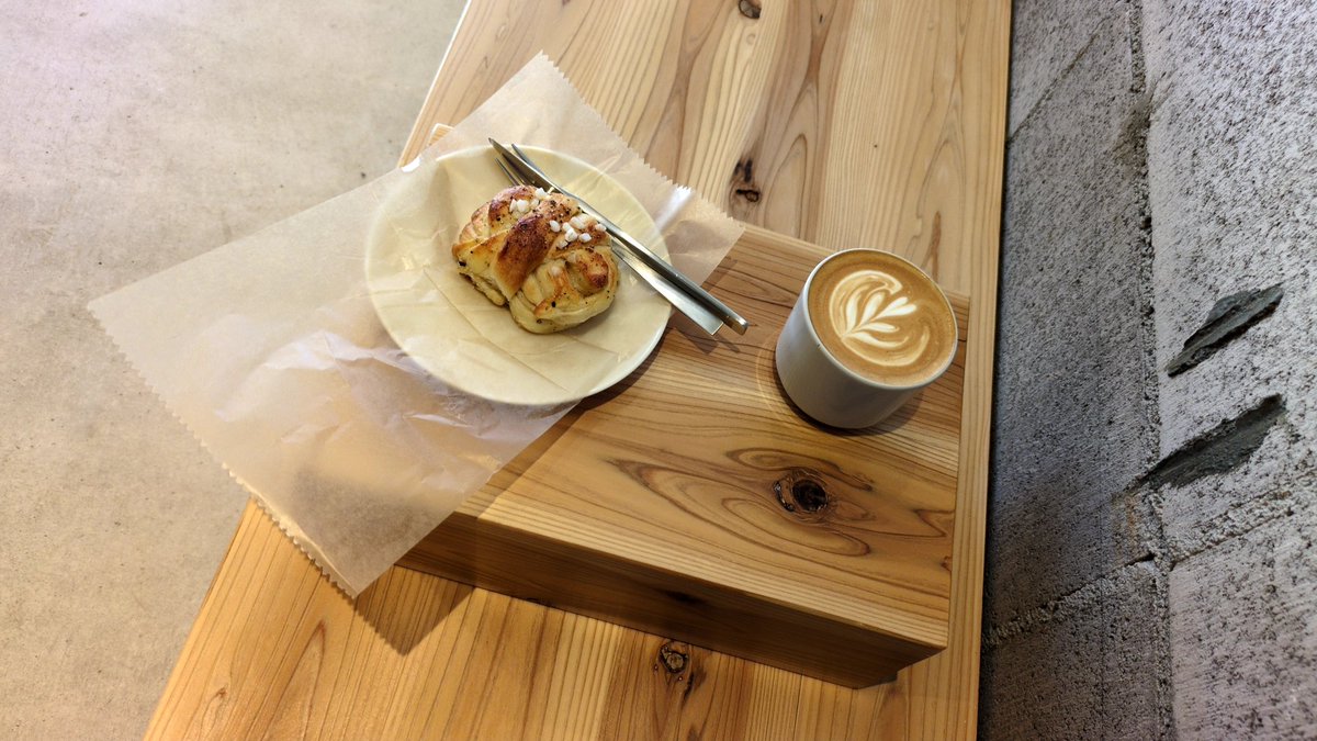 IgeVVbDdvhfX0s0's tweet image. 東京メトロ千代田線｢根津駅｣近くにある｢COFFEE STAIN -根津-｣へ。本駒込にあるCOFFEE STAINの系列店。店内中央にある木材、内装もお洒落で落ち着いた雰囲気です。根津駅1番出口を出てすぐの場所にあり朝8時OPENなので朝活にもオススメです。
#根津
#東京カフェ
#カフェ
#カフェ巡り