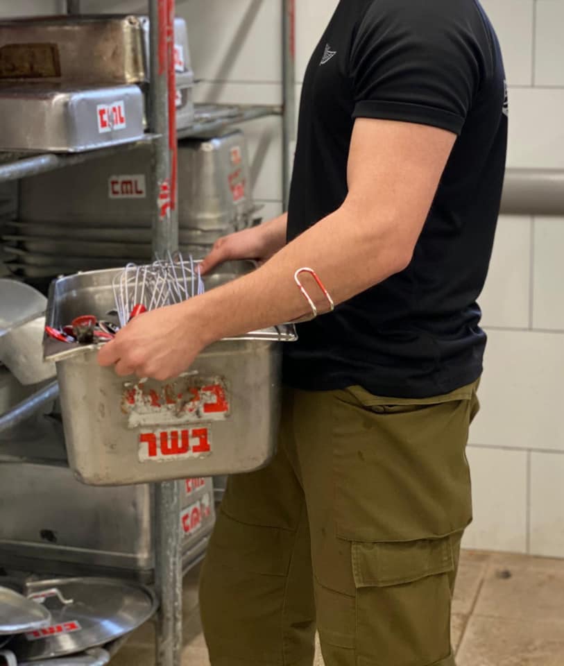 Amiran_Zizovi's tweet image. Not every soldier is a combat soldier. Sometimes it's the cook at the base who cuts tomatoes at 2am so the guys have a hot meal when they get back from the field.
Heroism isn't always with a weapon. Sometimes it's an apron and a kind word. 🇮🇱
They deserve thanks too, right? 🪖…
