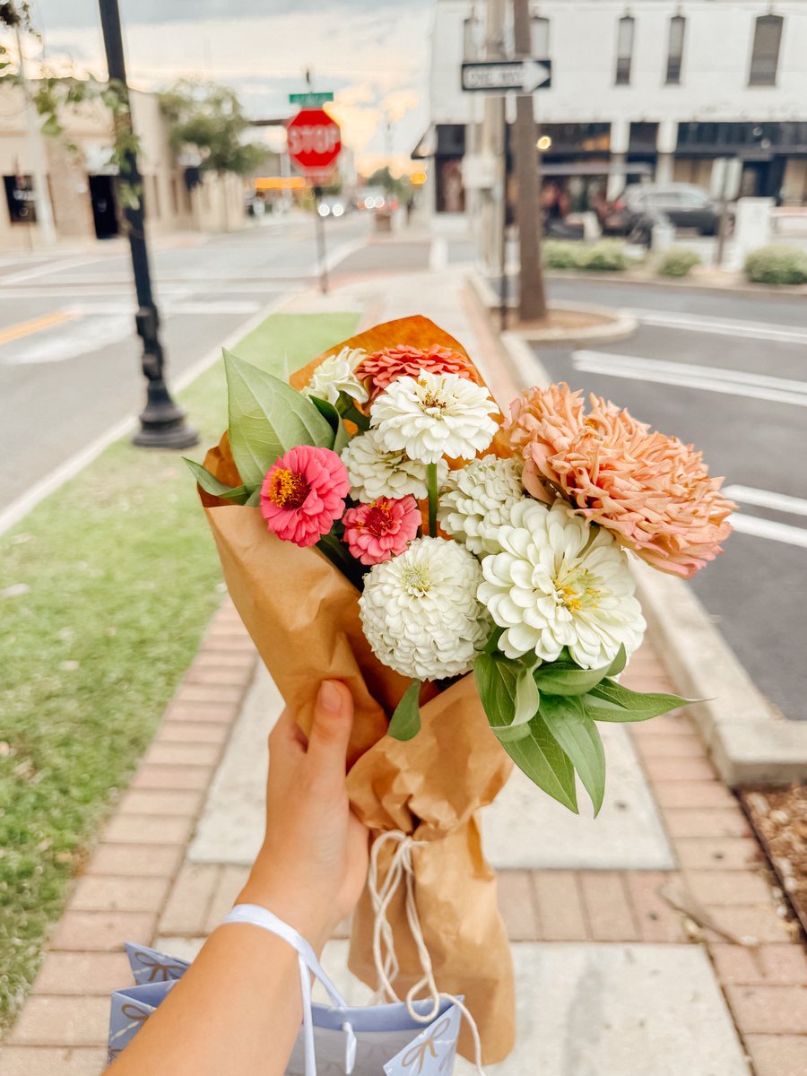 Prolife_Sam's tweet image. Homegrown bouquet for my sister’s birthday 🥰♥️💐
I GREW THESE!