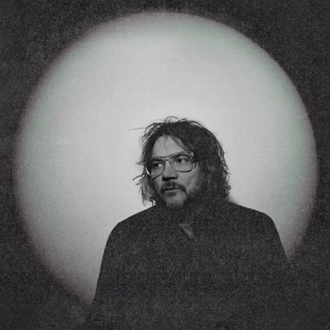 SinDocumentosMX's tweet image. &quot;Twilight Override&quot;, la contundente respuesta de @JeffTweedy a los tiempos inciertos y la oscuridad.

Como anticipo, el líder de Wilco ha compartido cuatro canciones y dos videos.

Detalles:
buff.ly/BFiXq7R