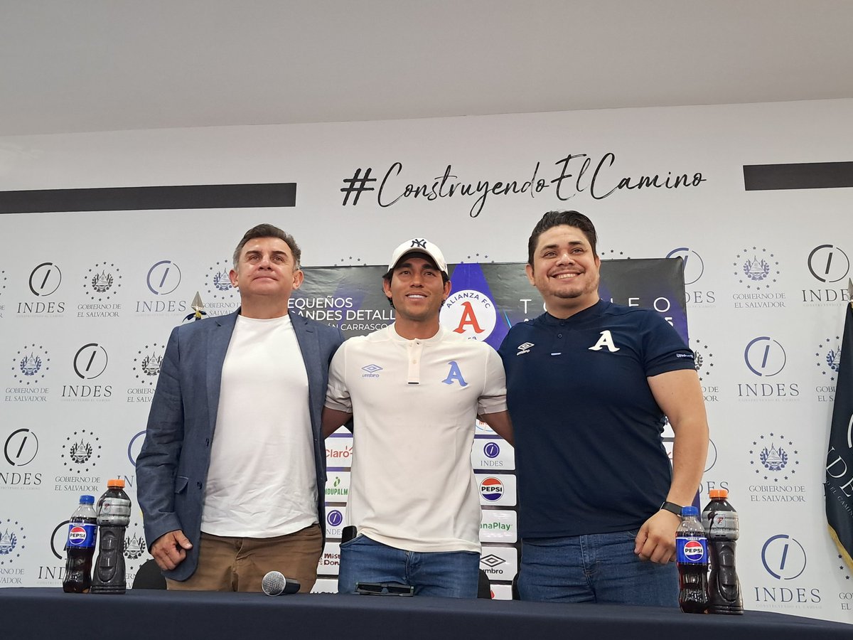 Cancha EDH (@canchaedh) on Twitter photo #AlianzaFC
Previo al debut en el Apertura 2025 de <a href="/primerafutboles/">LaPrimera</a> ante <a href="/InterFA_/">Inter F.A</a>, el campeón <a href="/AlianzaFC_sv/">Alianza Fútbol Club</a> realizó la presentación del centrocampista mexicano <a href="/GSanoval/">gael sandoval</a> en el <a href="/EstadioElMagico/">Estadio Nacional Jorge “El Mágico” González</a>. Su último equipo fue <a href="/LeonesNegrosCF/">Leones Negros de la UdeG</a> en el 2024.
Foto de Ricardo Menéndez. ⬇️📸🇲🇽🐘 #AlianzaFC
Previo al debut en el Apertura 2025 de <a href="/primerafutboles/">LaPrimera</a> ante <a href="/InterFA_/">Inter F.A</a>, el campeón <a href="/AlianzaFC_sv/">Alianza Fútbol Club</a> realizó la presentación del centrocampista mexicano <a href="/GSanoval/">gael sandoval</a> en el <a href="/EstadioElMagico/">Estadio Nacional Jorge “El Mágico” González</a>. Su último equipo fue <a href="/LeonesNegrosCF/">Leones Negros de la UdeG</a> en el 2024.
Foto de Ricardo Menéndez. ⬇️📸🇲🇽🐘