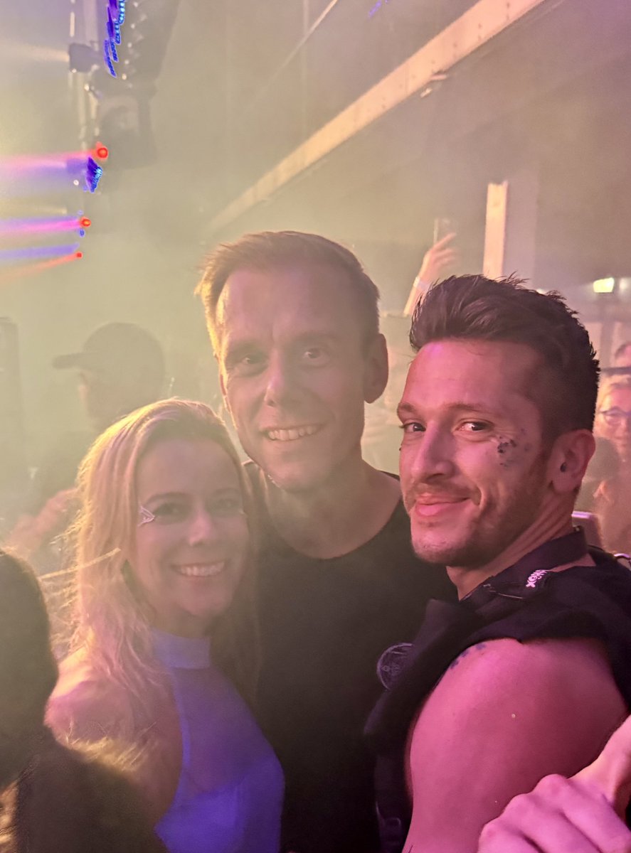Cayiito (@cayiito_gr) on Twitter photo Eu não sabia que minha namorada era prima do <a href="/arminvanbuuren/">Armin van Buuren</a> 😂😂😂😂😂!!!
A foto que zera o game, com o Rei, após um dos melhores shows que já vi na vida!!!
<a href="/aguiarcarolina/">Carolina Aguiar</a> Eu não sabia que minha namorada era prima do <a href="/arminvanbuuren/">Armin van Buuren</a> 😂😂😂😂😂!!!
A foto que zera o game, com o Rei, após um dos melhores shows que já vi na vida!!!
<a href="/aguiarcarolina/">Carolina Aguiar</a>