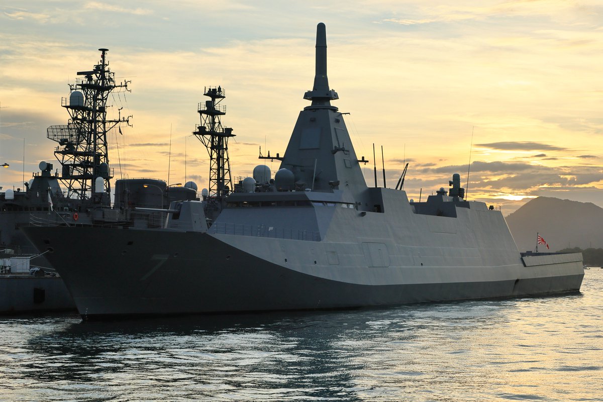 OHAHiroshi3825's tweet image. 5月に就役したばかりの
もがみ型護衛艦7番艦によど♪
わずか90名で運用出来るよう
工夫されていたり、レーダに補足され
にくいよう面で構成されていて、
錨は艦番号7の右下に四角蓋の中に
格納されている。
また、自衛官の家族が海上花火大会を
艦上で鑑賞できるように
開放されていました。