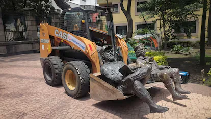 EvidenciaLa's tweet photo. Monumentos en disputa: ¿quién decide en CDMX? El retiro exprés de bustos en Cuauhtémoc revela omisiones legales, tensiones ideológicas y el silencio del COMAEP. @Nakachi_Mx 🗞️ Lee la columna 🔥 https://t.co/dIEGQ2CDuW
#COMAEP #CDMX #Fidel #Che #Cuauhtémoc https://t.co/QECQuSIpdd