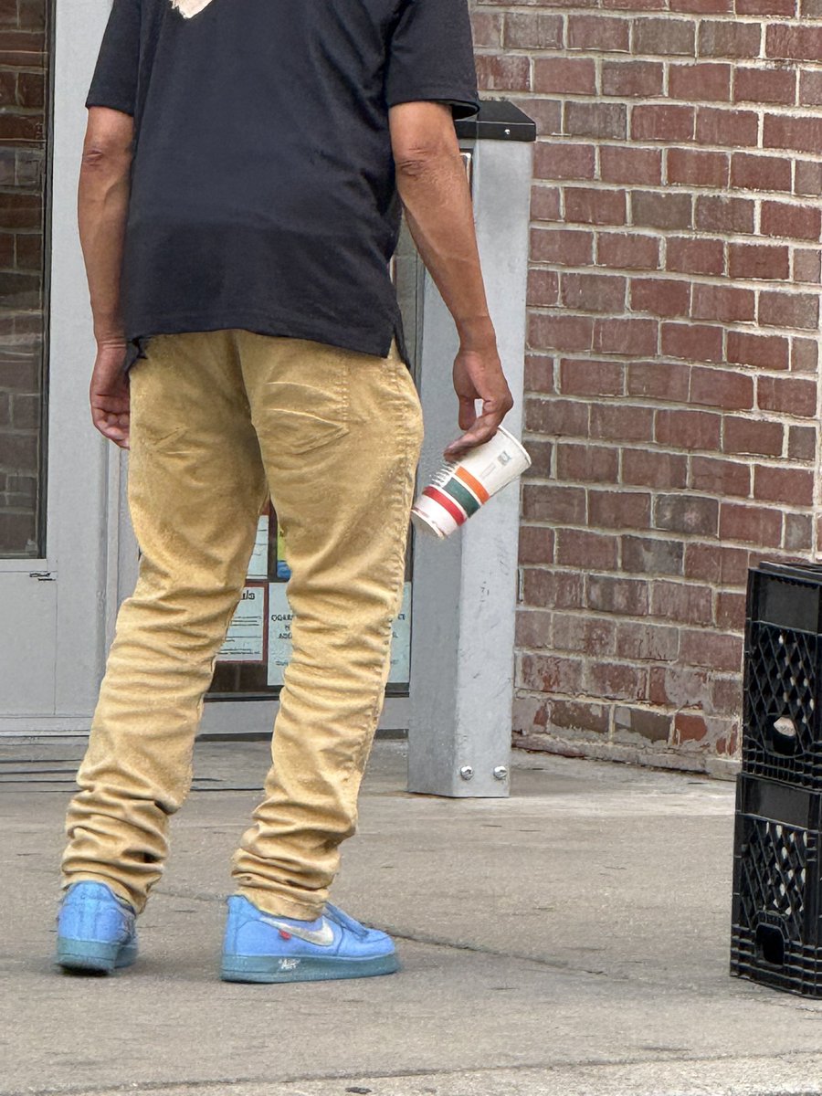 washedmax's tweet image. Average homeless man in Chicago right @stockxsucks