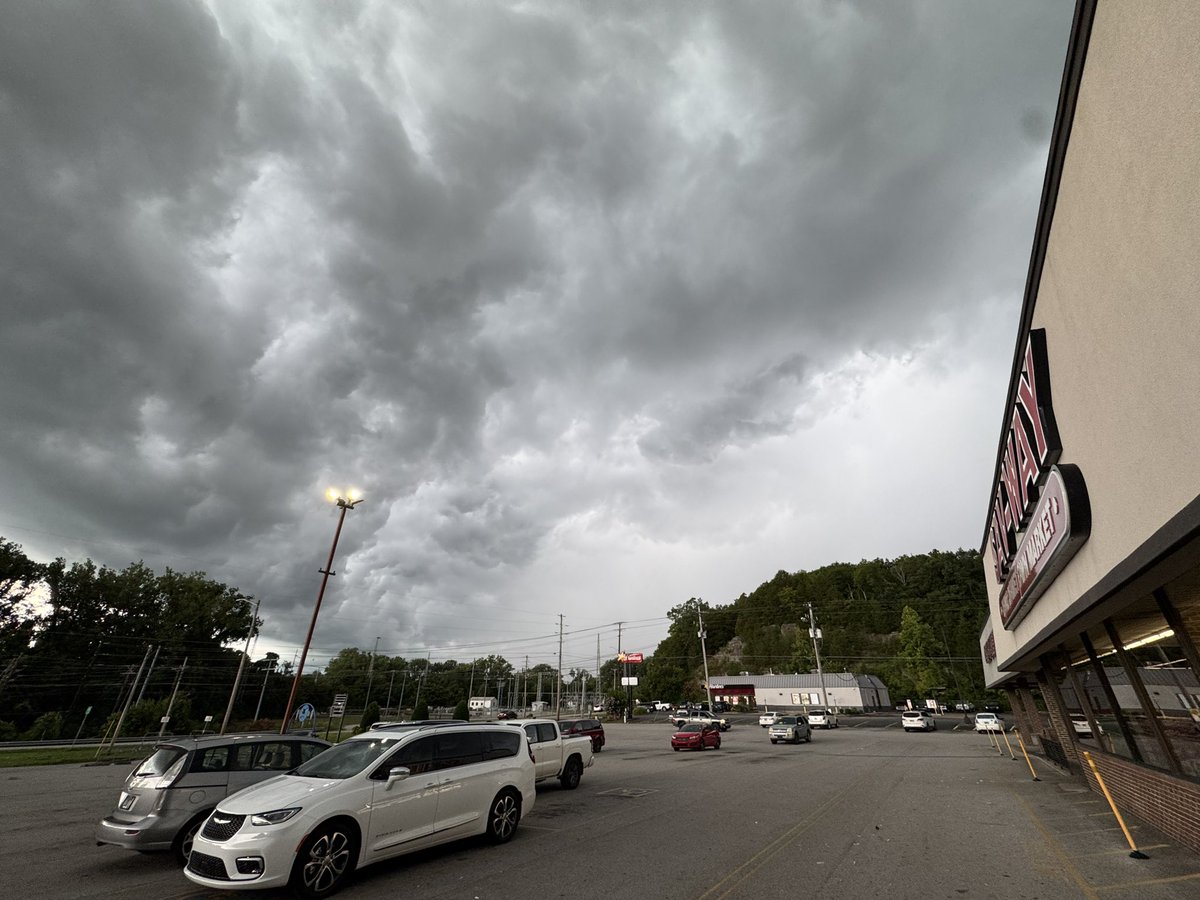CumberlandWx's tweet image. It’s about to come a gully washer in Carthage. Same story for Gainesboro. It’s already arrived in Celina. These storms aren’t severe, but they have held together well. Cookeville/Livingston/Byrdstown, heads up…torrential rain, lightning and gusty winds are all heading your way.
