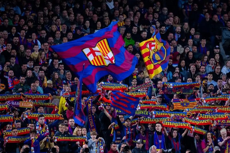 يا كوليز 📣 كتبت نشيد برشلونة ♥️💙♾️

توت ال كامب ايس أون كلام 

سوم لا جين بلاوغرانا  تات ساڤال دون ڤانيم

سي دال سوود أو دال نورد
 
       آر استيم داكورد ، أستيم داكورد 

اونا بانديرا اأنس اجير مانا 

                          بلاوغرانا أل ڤين  
أون كري ڤالينت