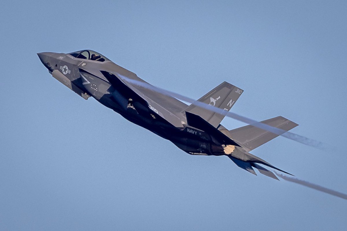 COMUKCSG's tweet image. US F-35C launching from USS George Washington, witnessed from @HMSPWLS as the two Carriers sailed side by side during #TalismanSabre25.
#StrongerTogether #CSG25 #TS25